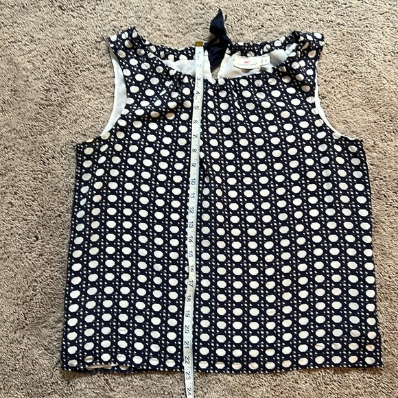 Vineyard Vine’s 100% silk adjustable neckline tie in back summer top. size 10 - Picture 9 of 11